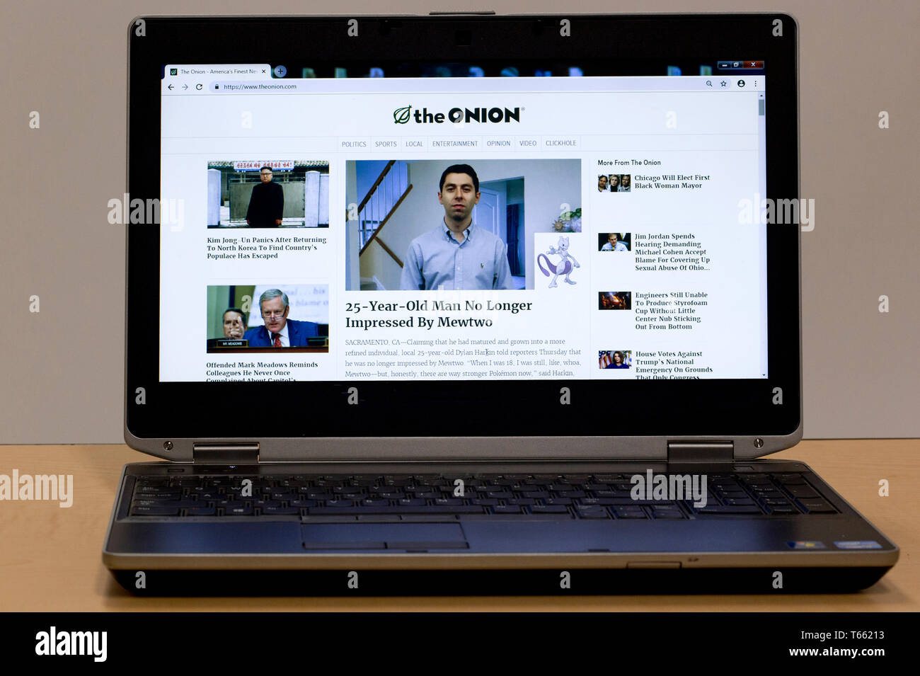 Bildschirm eines Laptop zeigt die Titelseite der Zwiebel online Zeitung 3/1/2019 Stockfoto