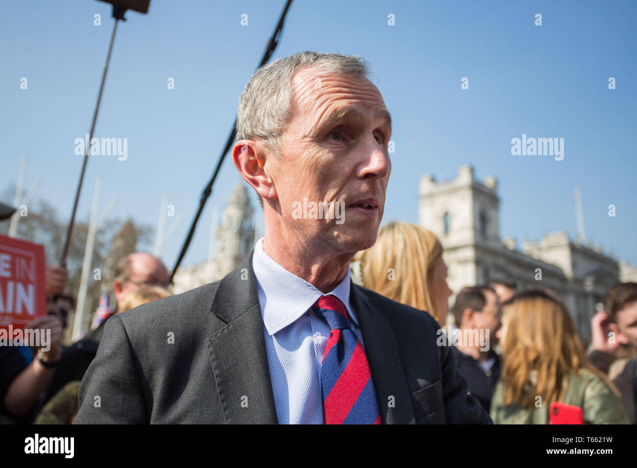 Demonstranten vor das Parlament, Westminster, London verlassen. Mit: Nigel Evans MP Wo: London, Großbritannien Wann: 29 Mar 2019 Credit: Wheatley/WANN Stockfoto