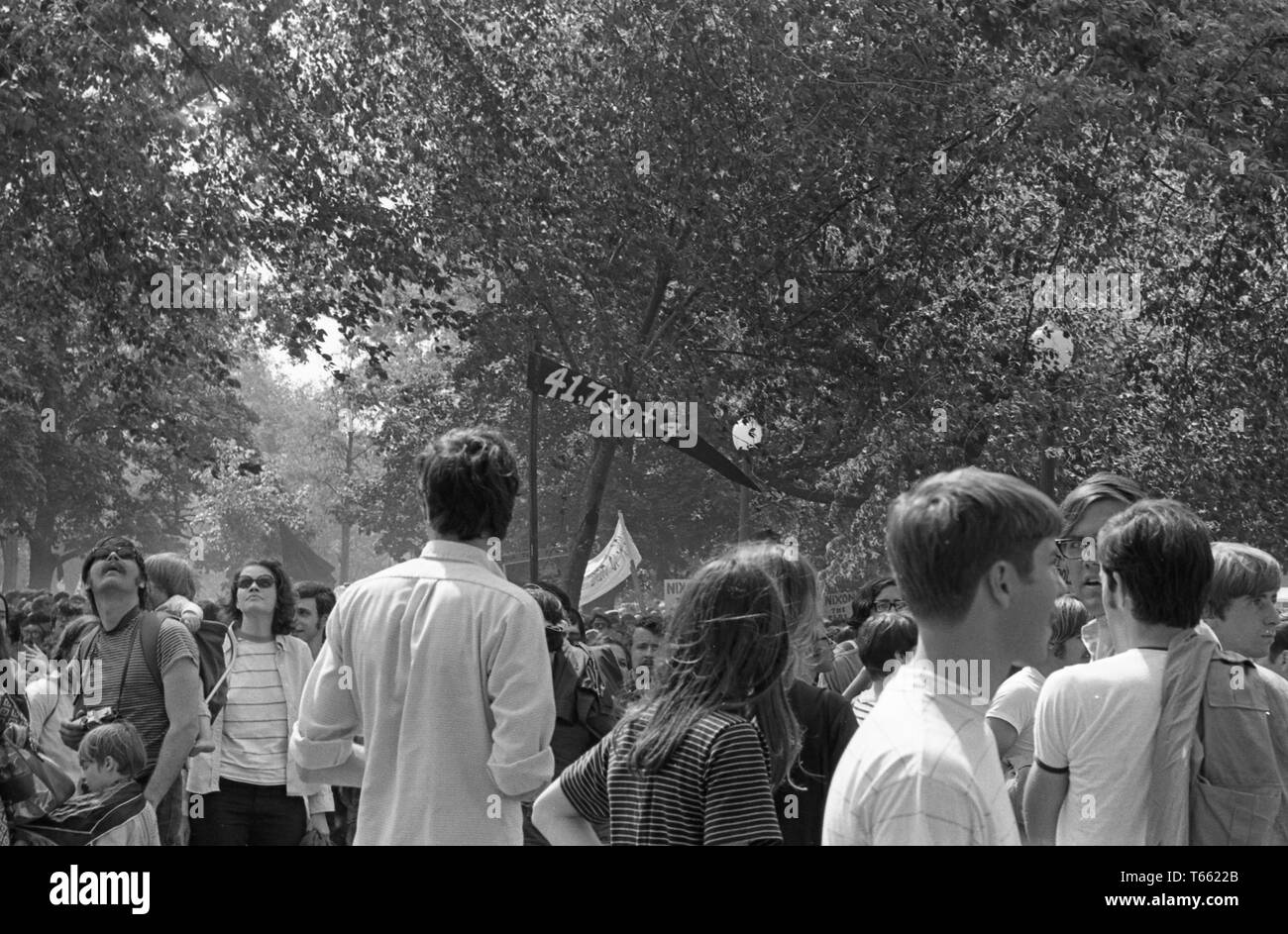 Eine Masse der Demonstranten, eine Holding ein Banner mit dem Text '41, 733 plus 4 "Referenzierung der Tod zählt in Vietnam und Kent Zustand, während der Kent State/Kambodscha Einfall Protest, Washington, District of Columbia, 9. Mai 1970. () Stockfoto