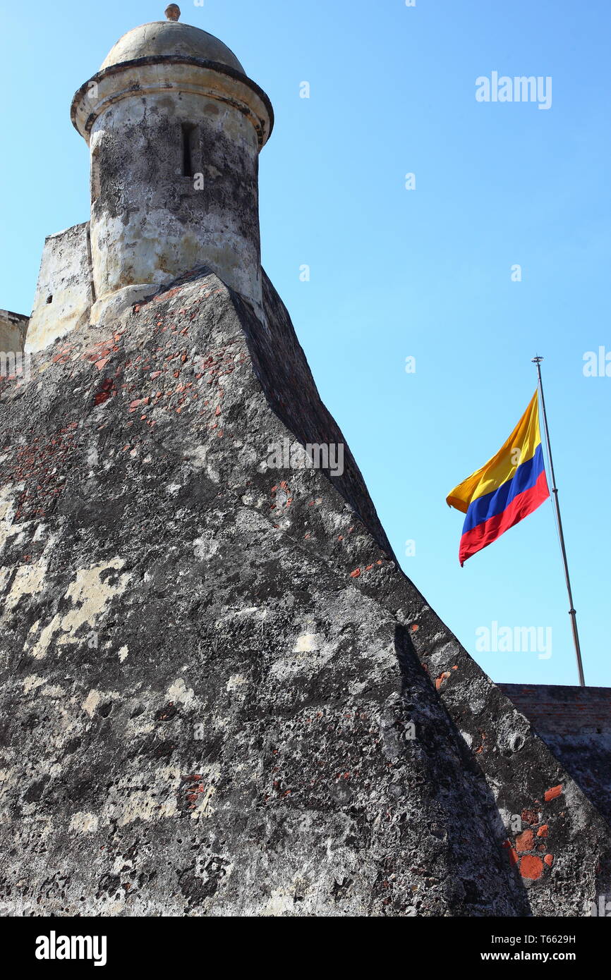 Kolumbianische Flagge auf der dicken Mauern vom Aussichtsturm der Burg San Felipe de Barajas, östlich der Stadtmauer von Cartagena in Kolumbien Stockfoto