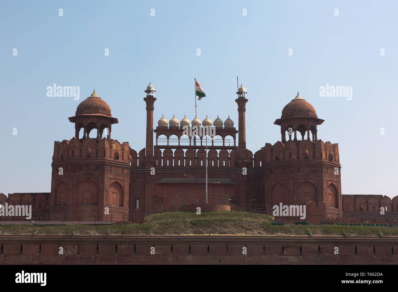 Red Fort Lal Qila Lahori Tor mit der indischen Flagge und keine Leute in Neu-Delhi, Indien Stockfoto