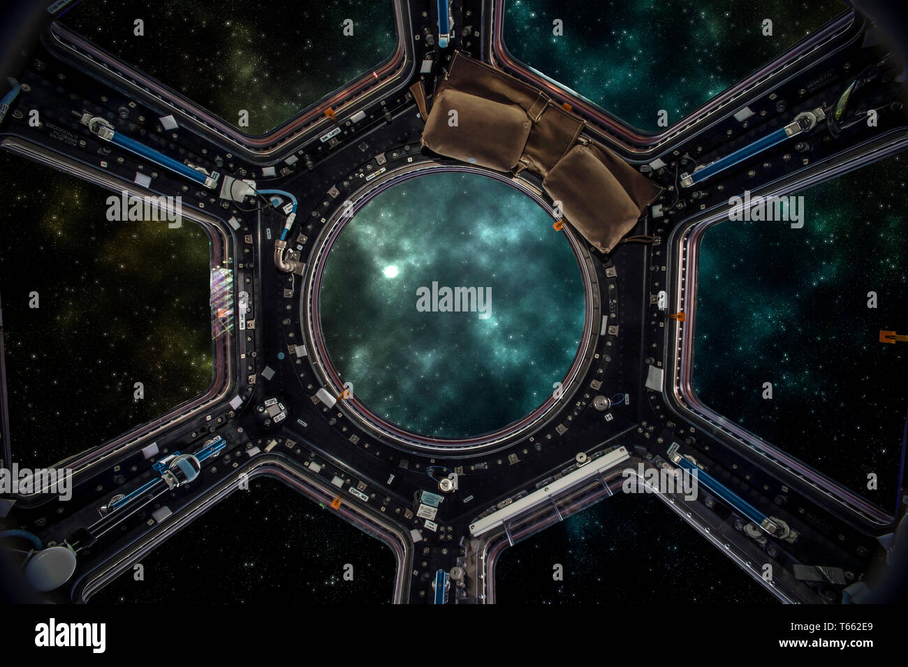 Raumfahrzeug in den Sternenhimmel bunte Raum. Elemente dieses Bild von der NASA eingerichtet. Stockfoto