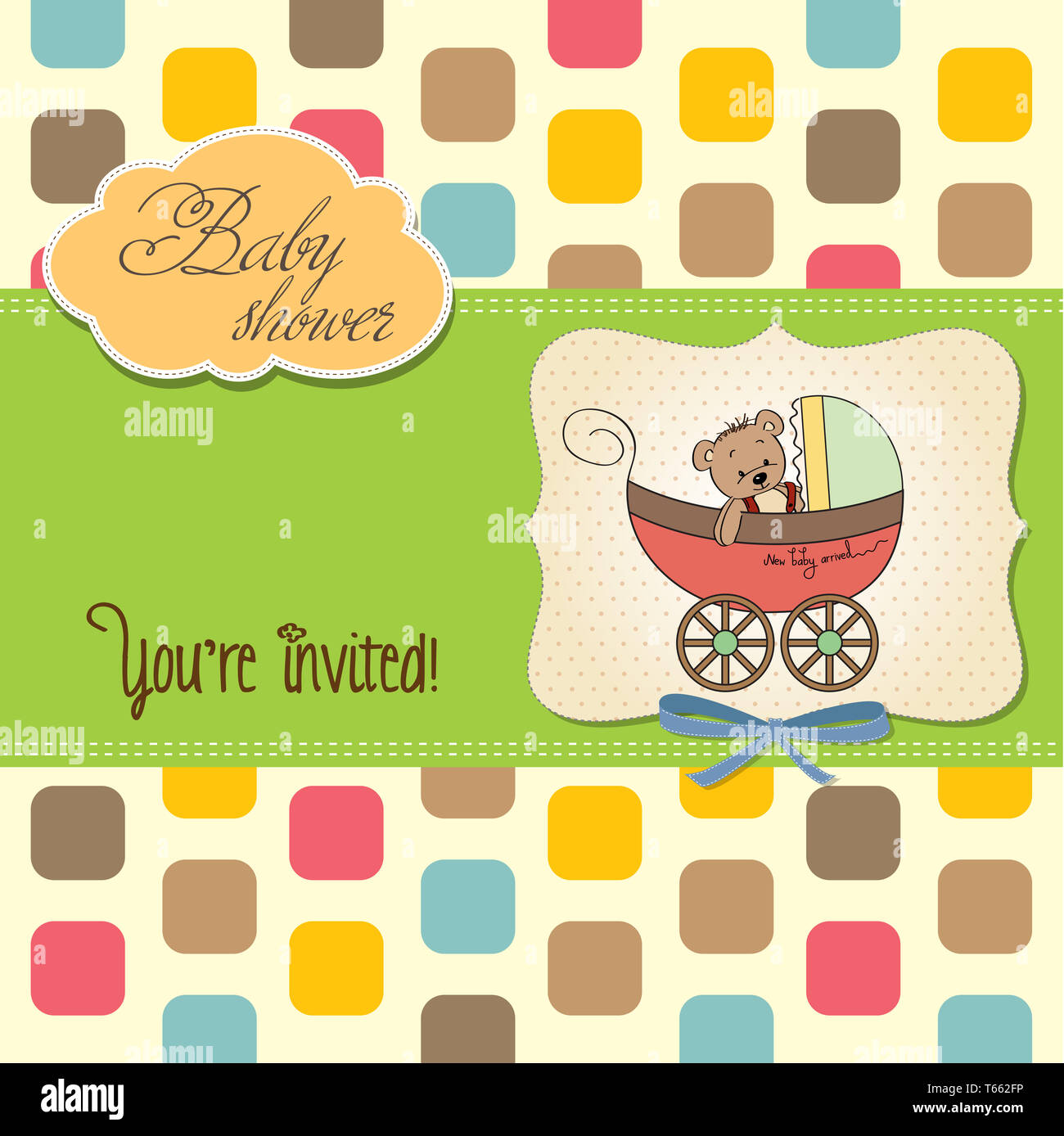 lustige Teddybär in Kinderwagen, Baby Ankündigung Karte Stockfoto