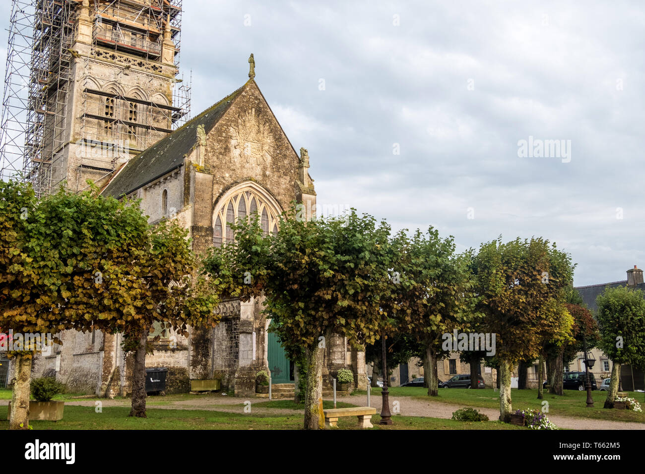 Sainte-Marie-du-Mont, Frankreich - 16. August 2018: Die Kirche von Notre-Dame der Annahme in Sainte-Marie-du-Mont. Normandie, Frankreich Stockfoto