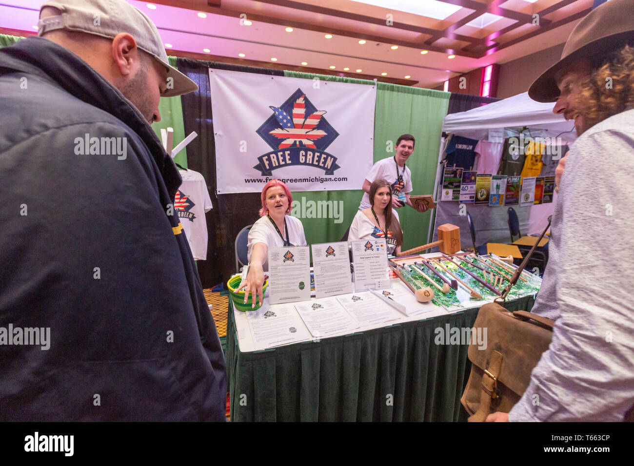 Mt. Angenehm, Michigan - Freie grüne Exponate auf Canna Expo, einer Messe für Unternehmen, die Waren und Dienstleistungen für die Medizin- und Freizeit m Stockfoto