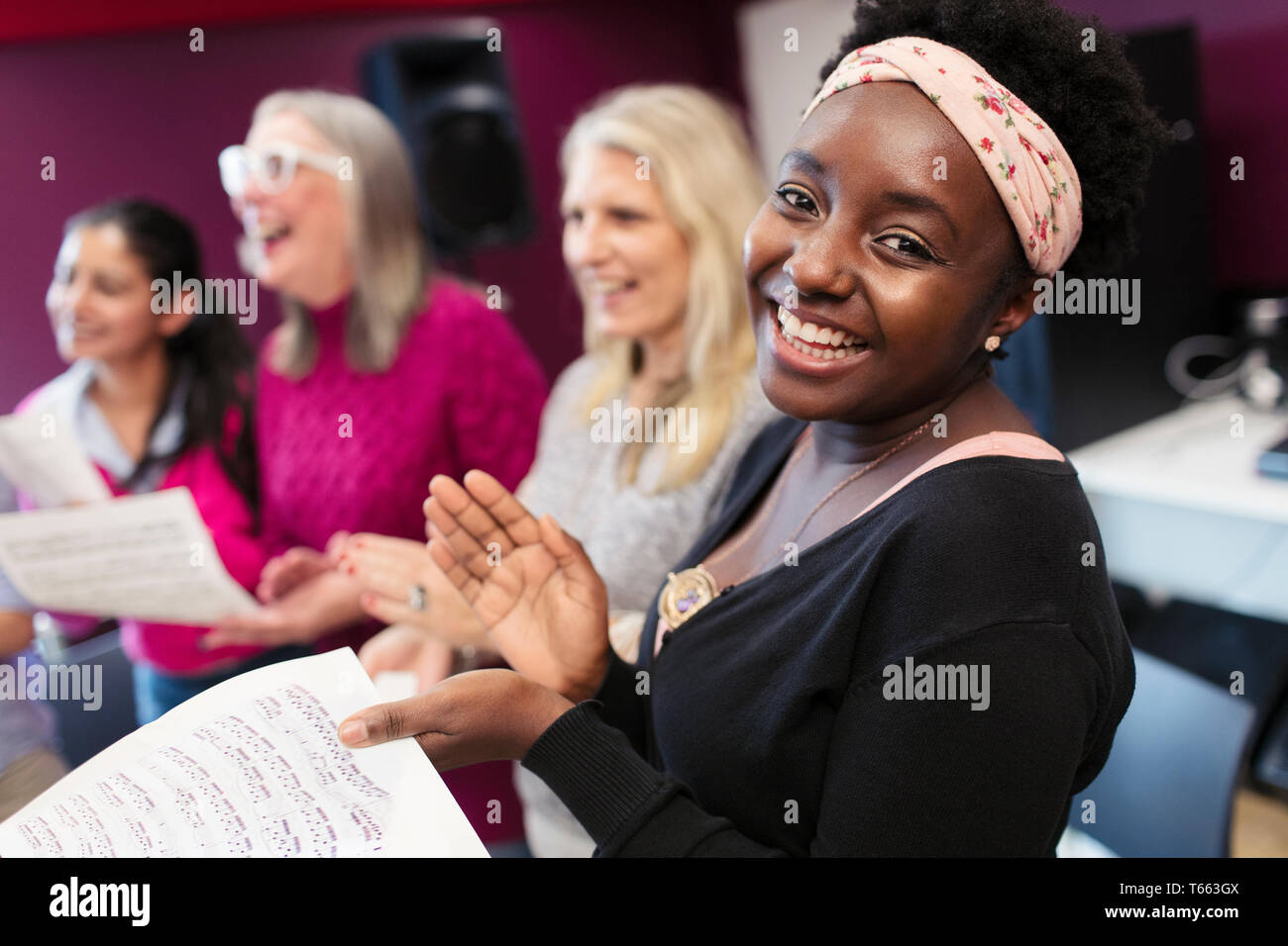 Glückliche Frau singen im Chor in Music Recording Studio Stockfoto