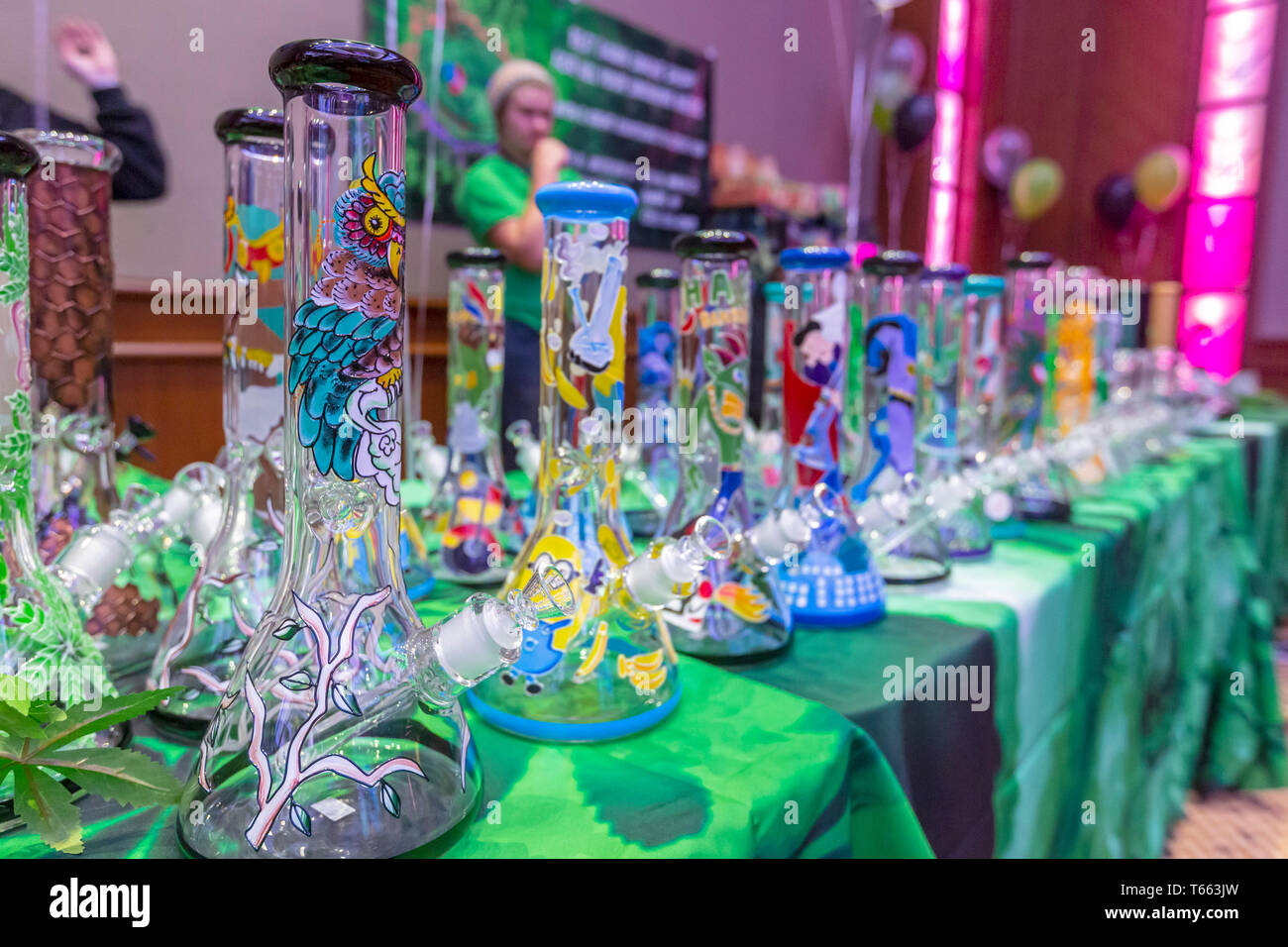 Mt. Angenehm, Michigan - Bongs bei Canna Expo, einer Messe für Unternehmen durch den Verkauf von Waren und Dienstleistungen für die Medizin- und Freizeiteinrichtungen marijua Stockfoto