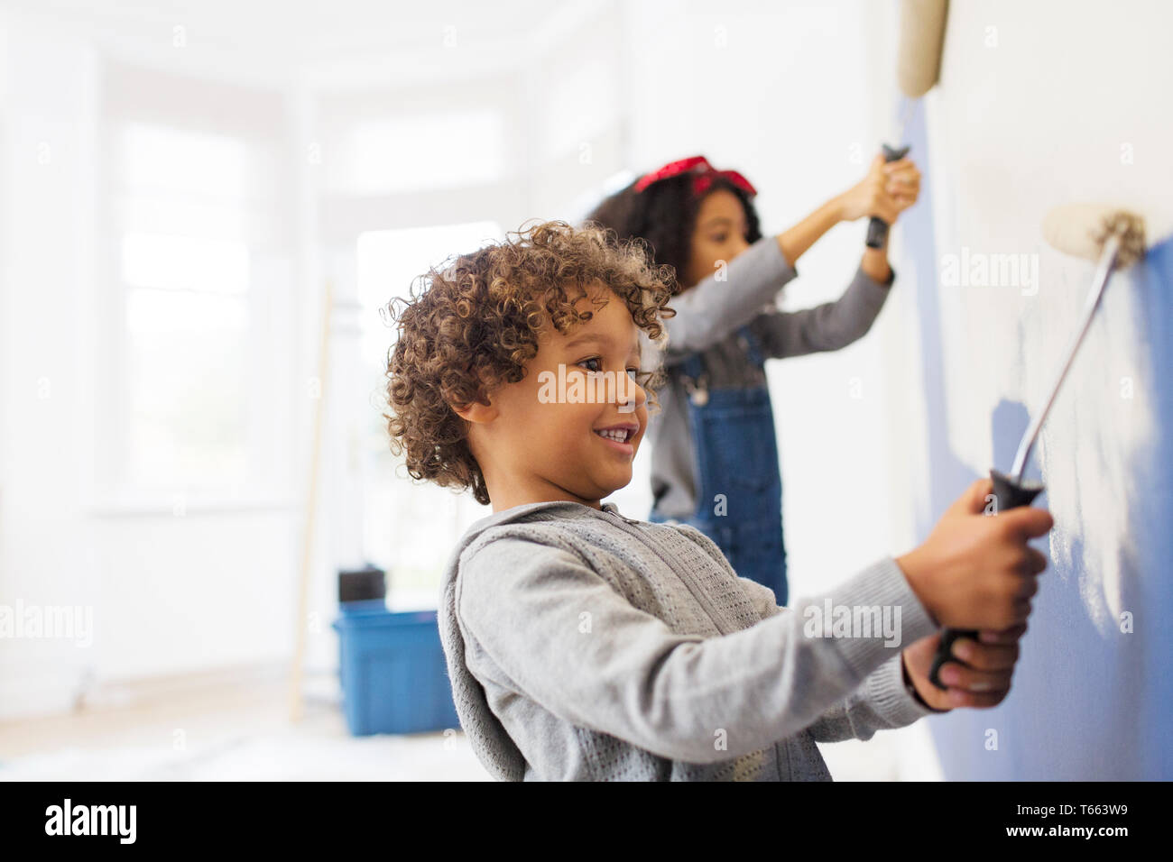 Süße junge Malerei Wand Stockfoto