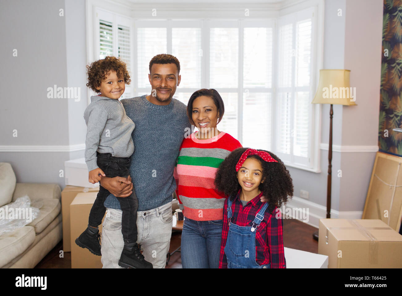 Portrait glückliche Familie Umzug Stockfoto