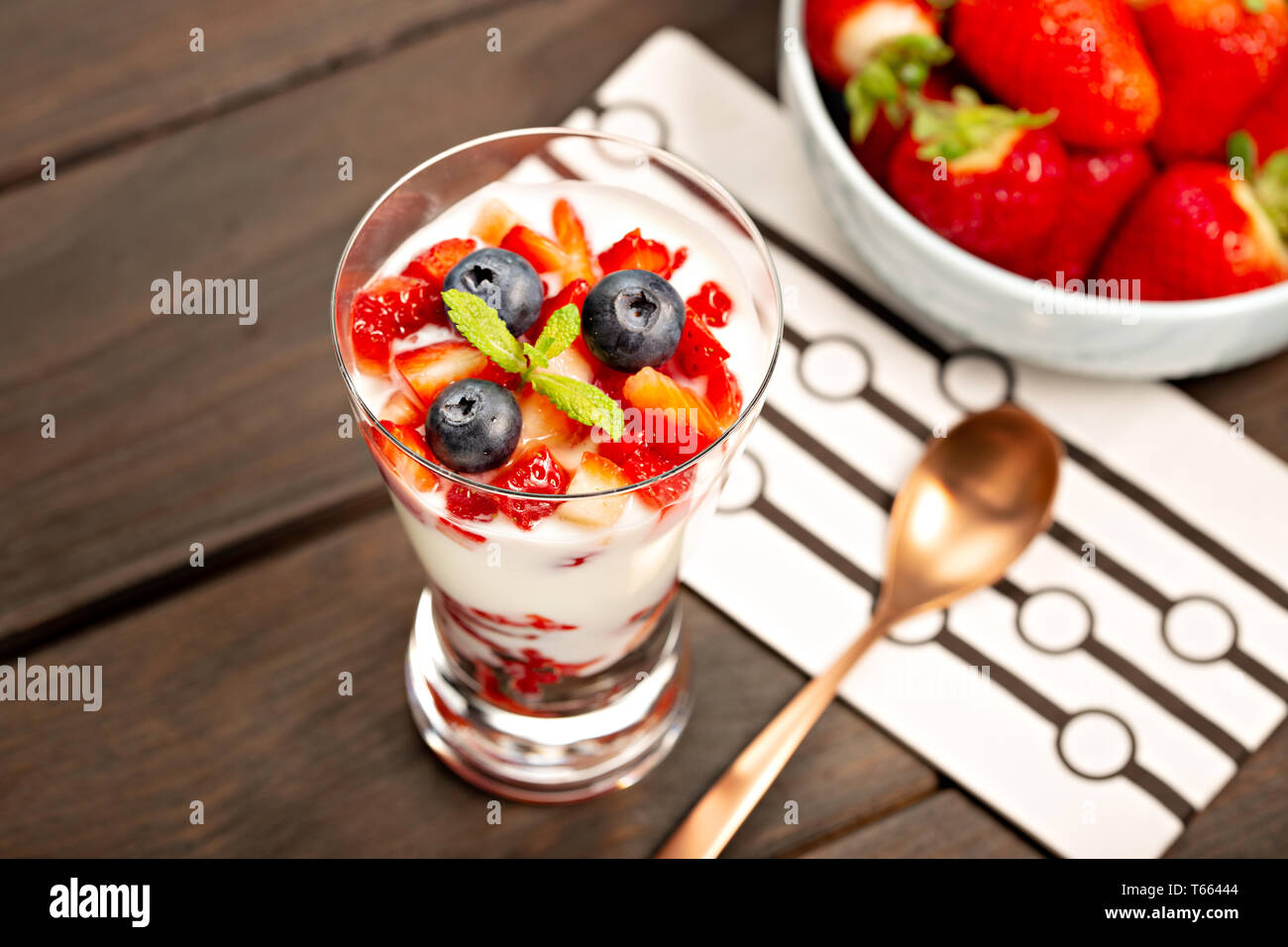 Gesundes süßes Dessert im Glas mit Erdbeeren, Joghurt und Heidelbeeren. Gesunde Ernährung Konzept Stockfoto