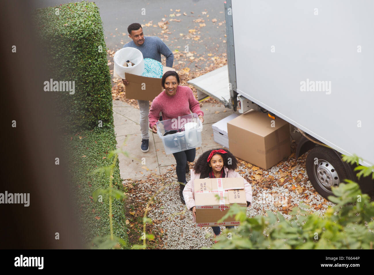 Familie Umzug in neues Haus, Kisten von umzugswagen Stockfoto