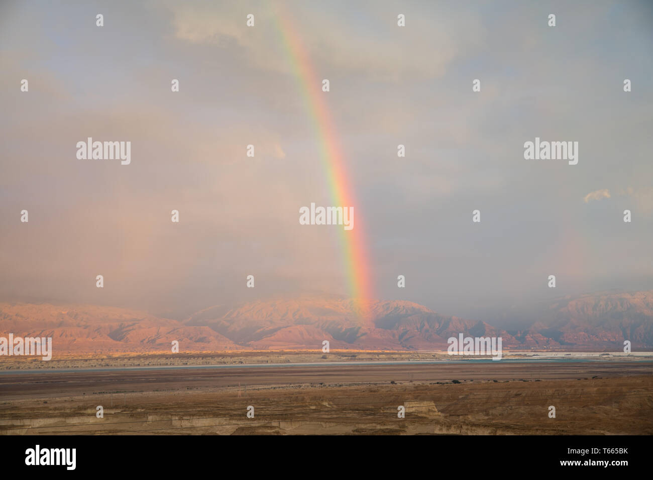 Regenbogen über dem Toten Meer mit Jordanien als Hintergrund, Ansicht von masada Stockfoto