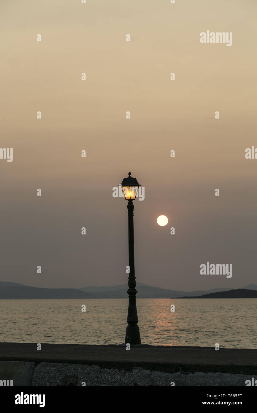 Sonnenuntergang in einem habor mit alten Straße Licht Stockfoto