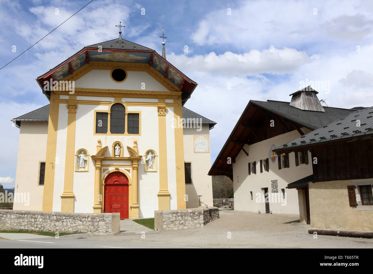 Eglise Saint-Nicolas de Véroce et son Musée. Saint-Nicolas de Véroce. Stockfoto