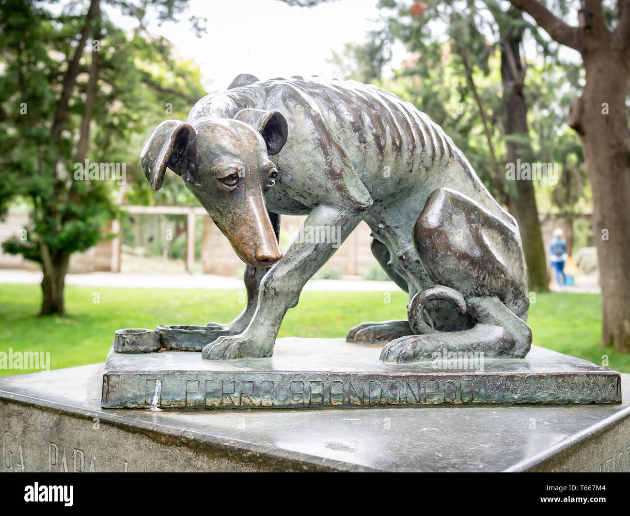 BARCELONA, SPANIEN - 28. APRIL 2019: Die ausgesetzten Hund (el perro Abandonado) Statue von Artur Aldoma Puig im Zoo. Stockfoto