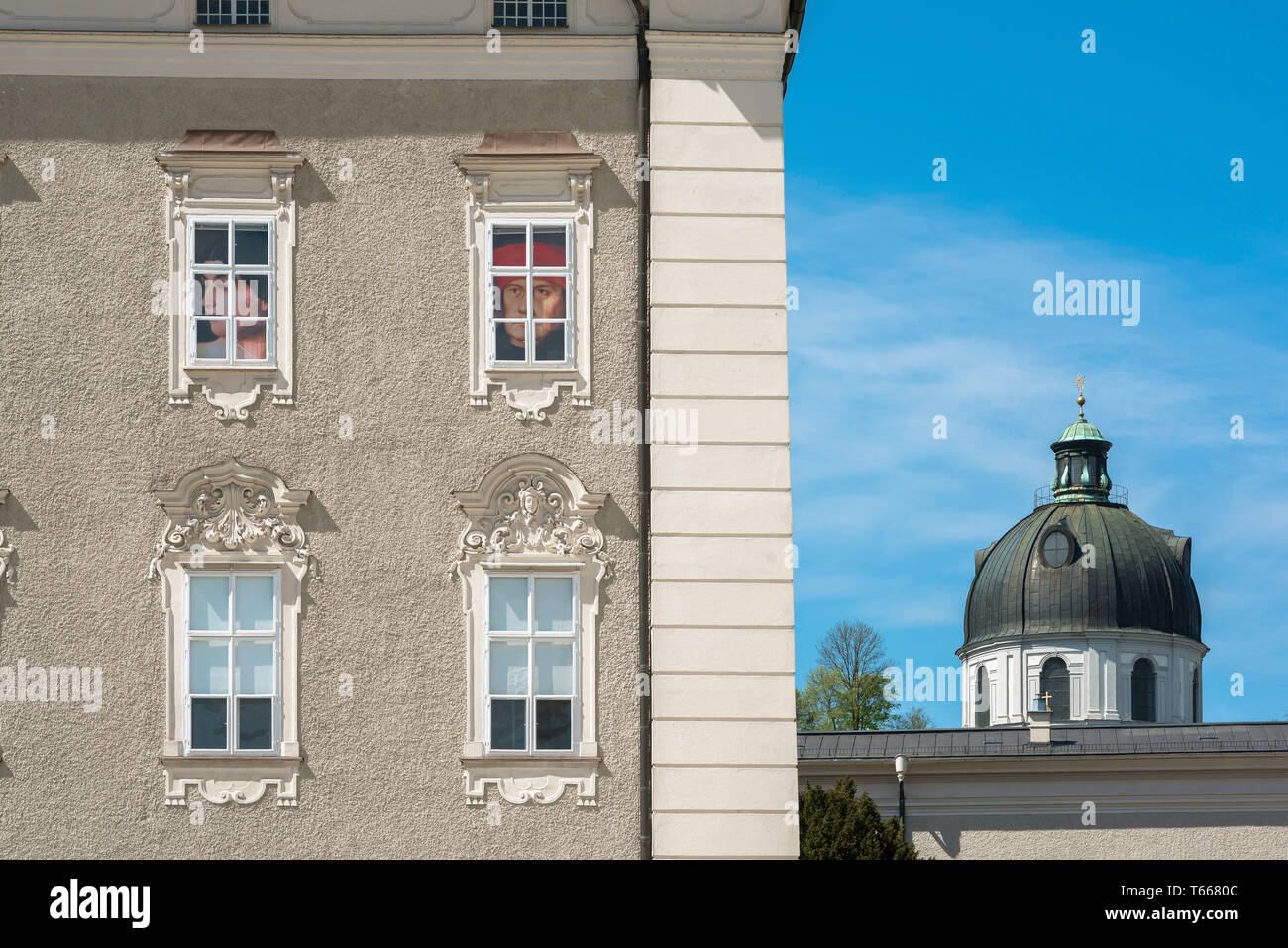 Salzburg Barock, der Blick auf die North Ecke der Residenz und Kuppel der Kollegienkirche, sowohl klassische barocke Gebäude in der Altstadt von Salzburg. Stockfoto