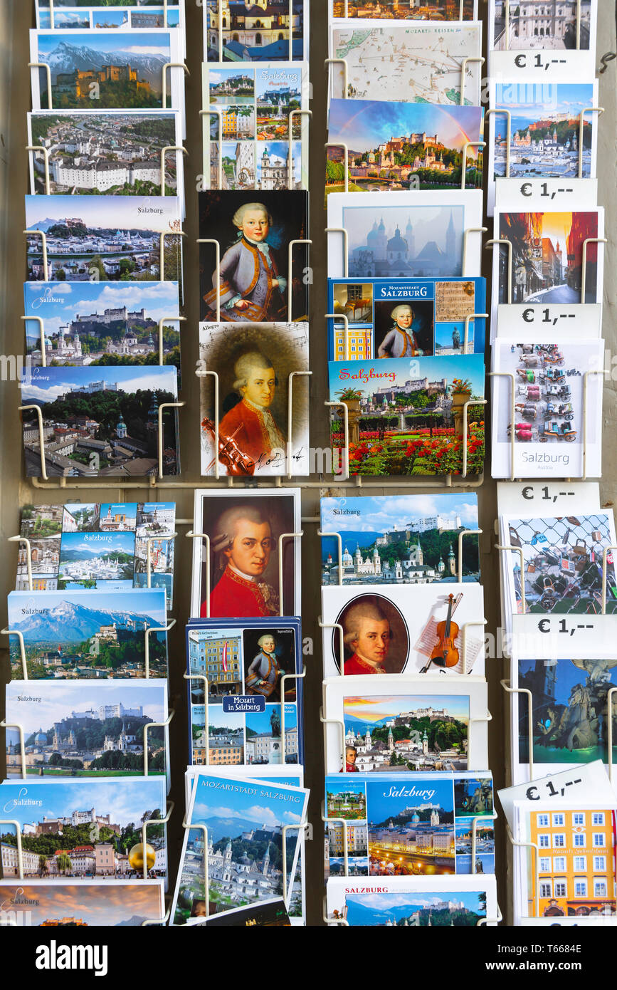 Salzburg Postkarte, Blick auf einem Rack von Postkarten auf Verkauf in Salzburg Altstadt (Altstadt), Österreich. Stockfoto