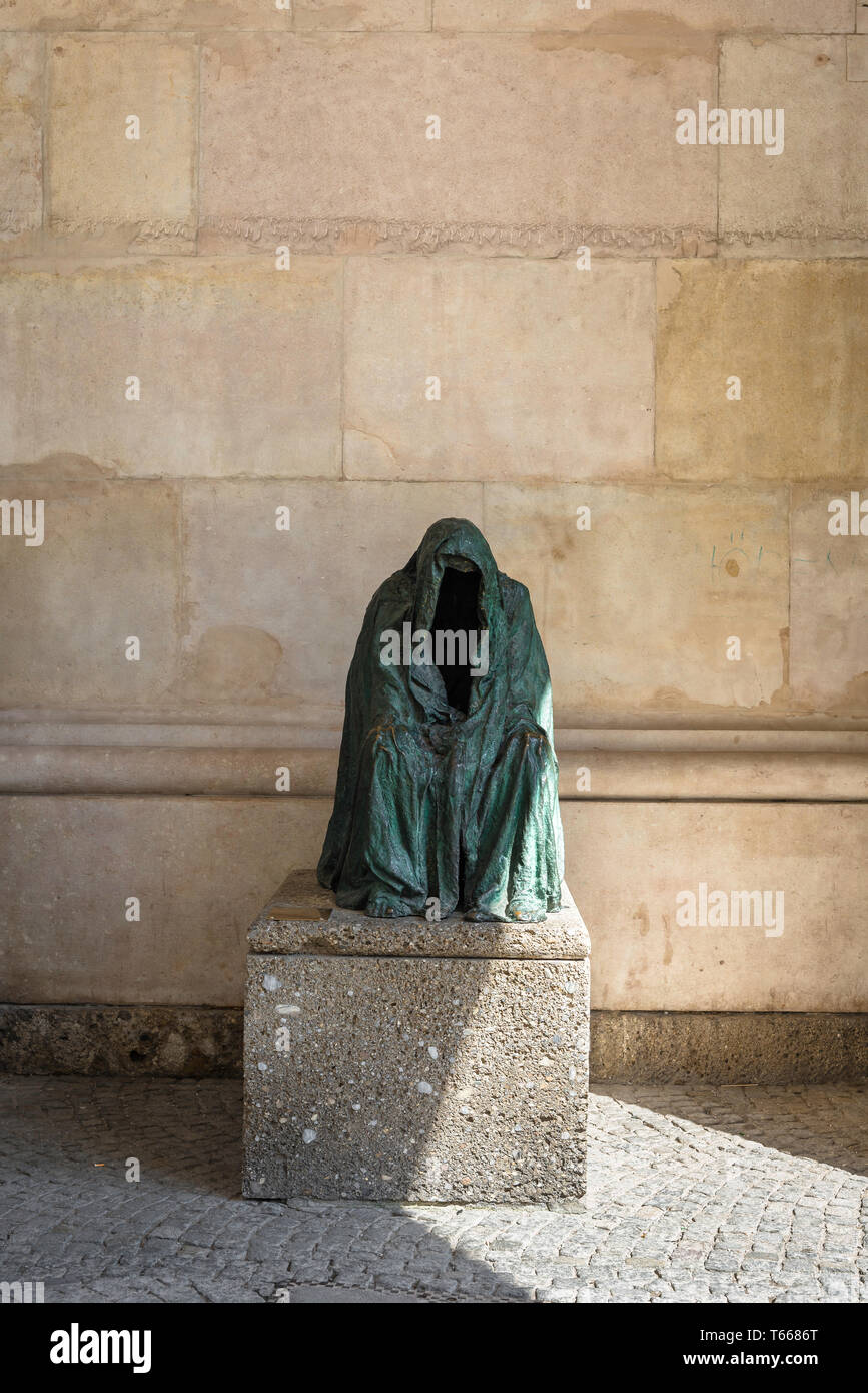Pieta Skulptur Salzburg, Blick auf eine Skulptur von Anna Chromy betitelt Pieta in der Nähe der Kapitelplatz in Salzburg Altstadt, Österreich stationiert, sterben. Stockfoto