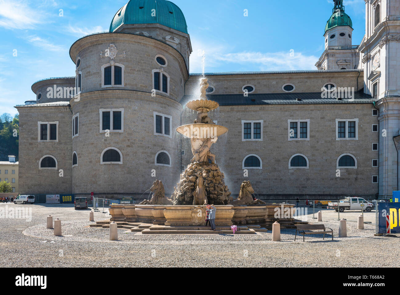 Salzburg Residenzplatz, Blick auf eine Mutter und Tochter ein Foto neben dem Brunnen auf dem Residenzplatz in Salzburg Altstadt, Österreich gelegen. Stockfoto