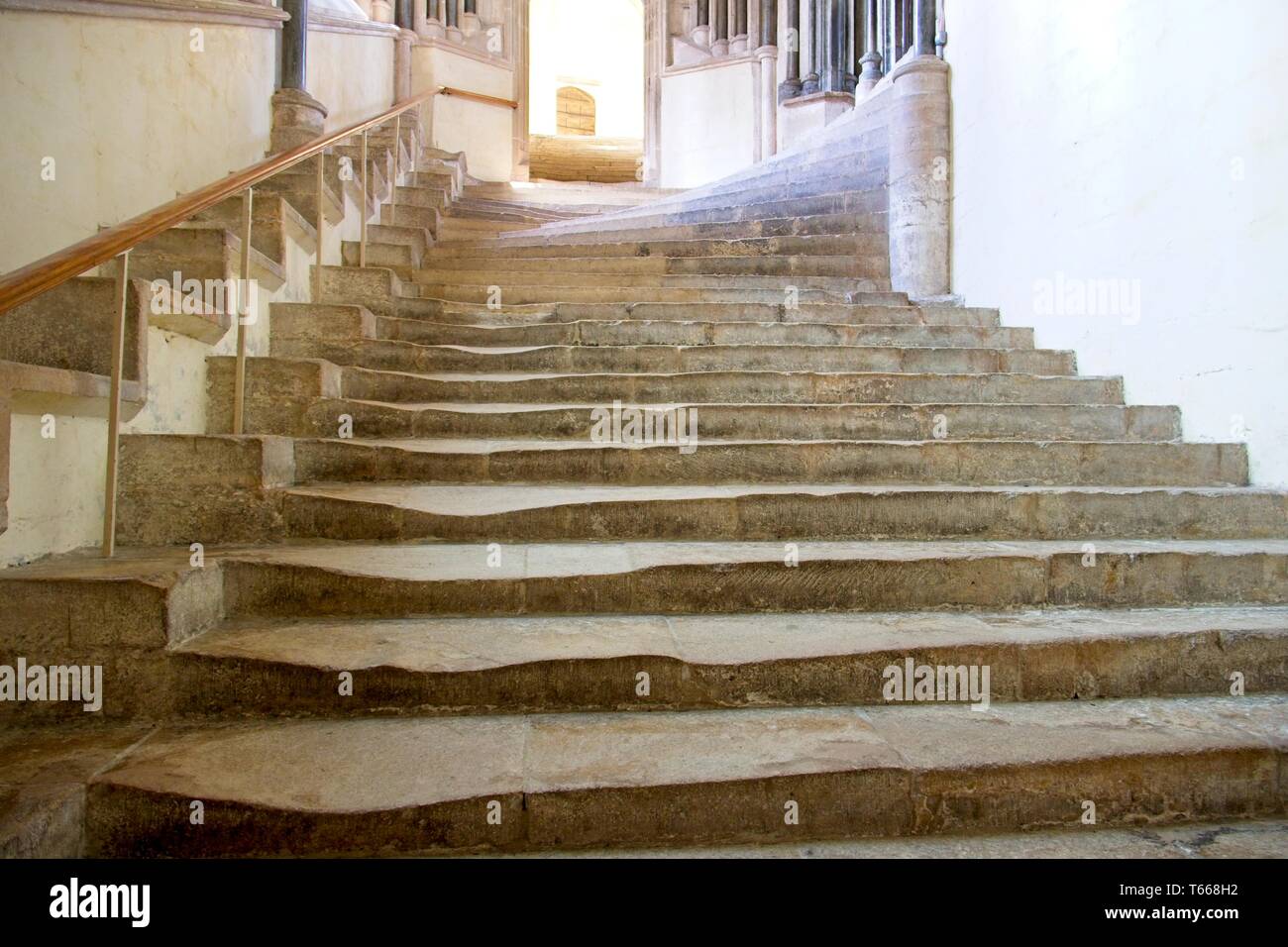Steinerne Treppe nach oben in Richtung Tür. Stockfoto