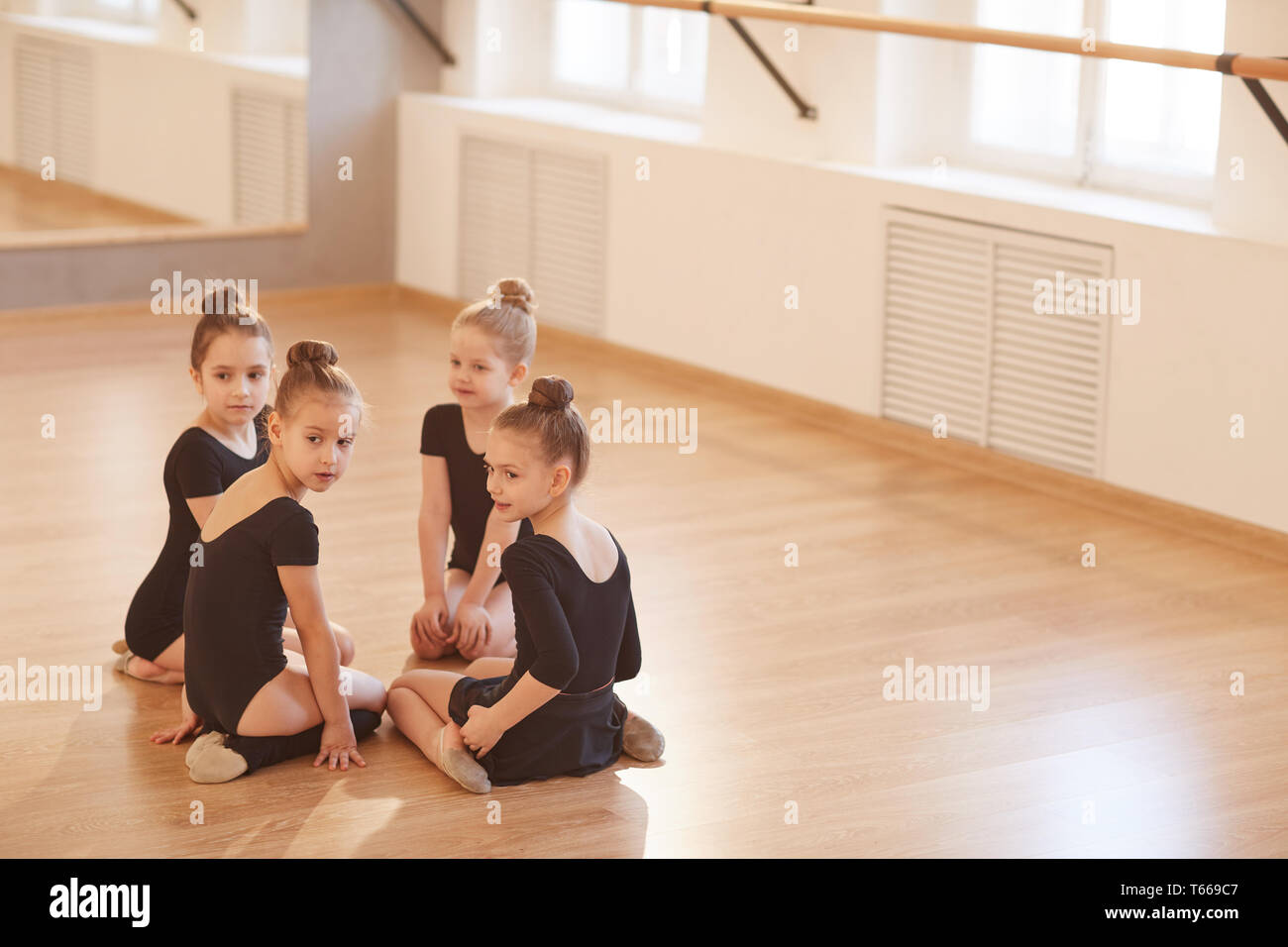 Mädchen in Dance Studio Stockfoto