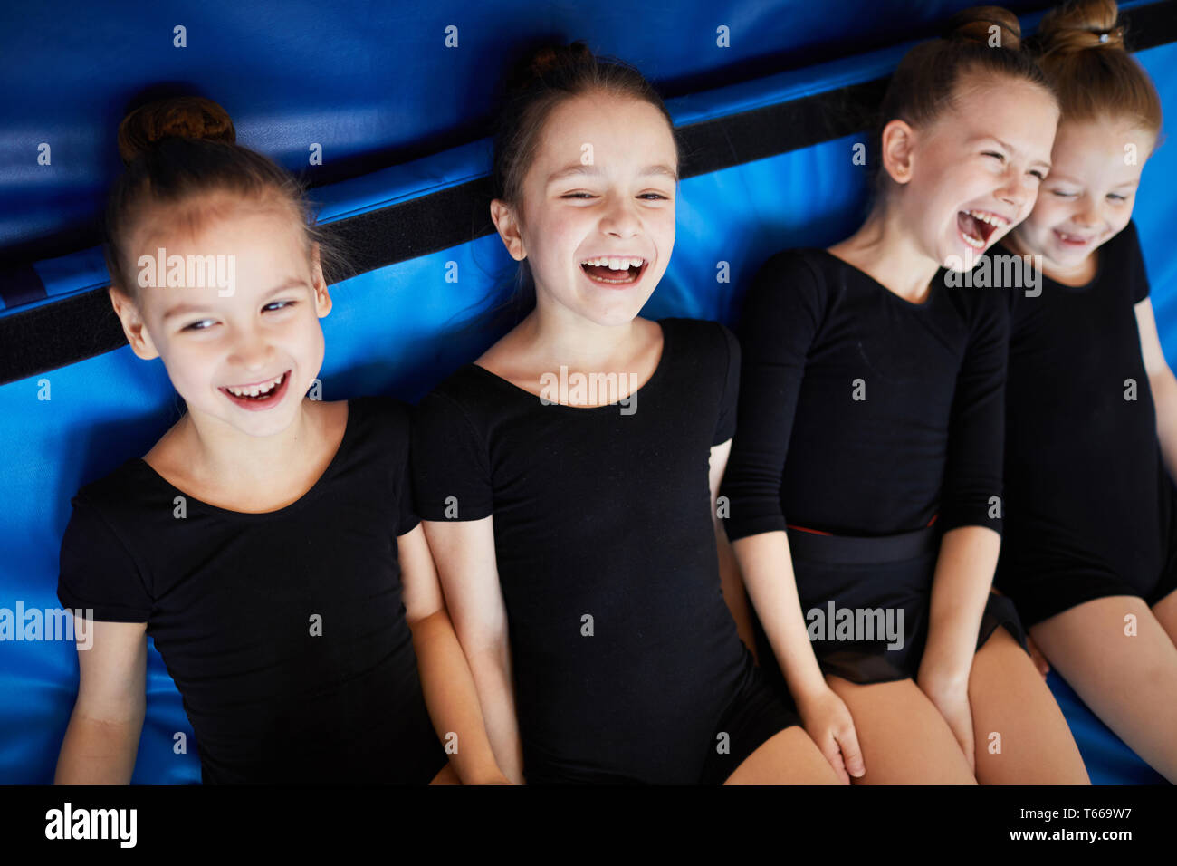 Mädchen Spaß in PE Stockfoto