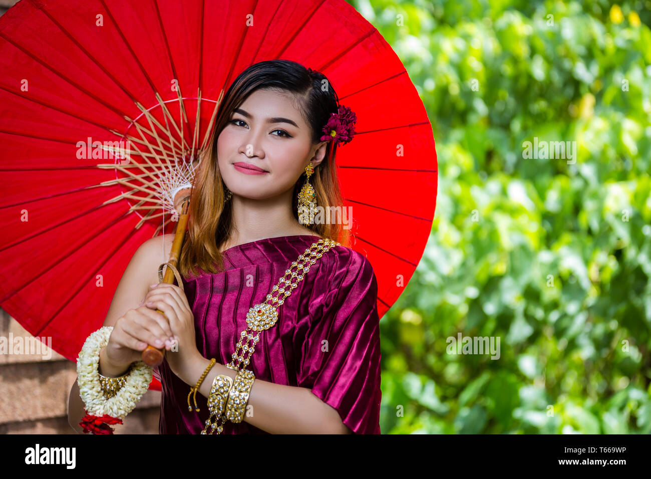 Schöne Frau mit Thai traditionelle Kleidung König Rama 1 posiert in Altbau. Close-up Portrait Stockfoto