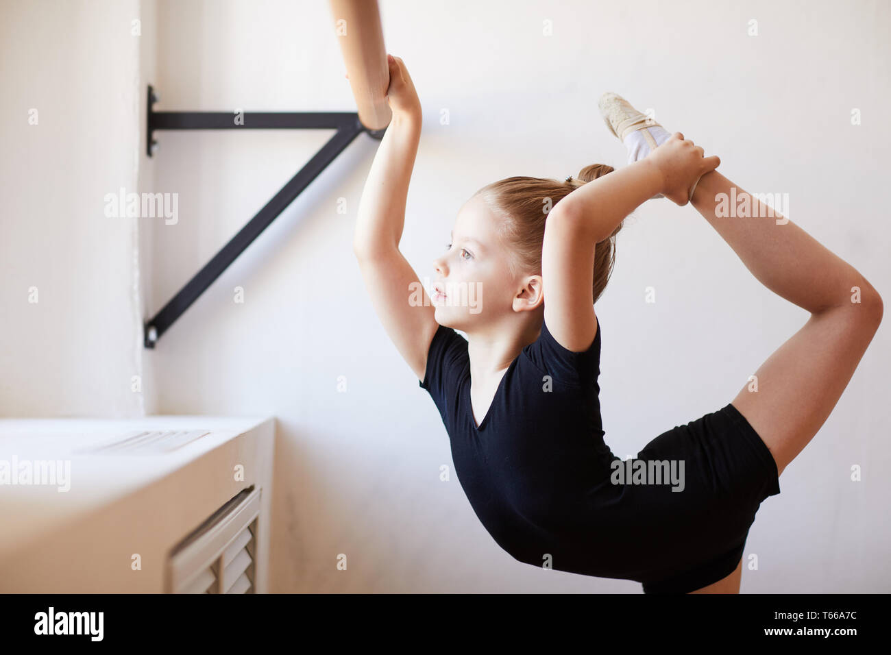 Flexible kleine Mädchen Stockfoto