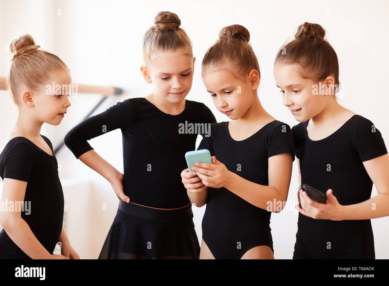 Mädchen mit Smartphone an der Praxis Stockfoto