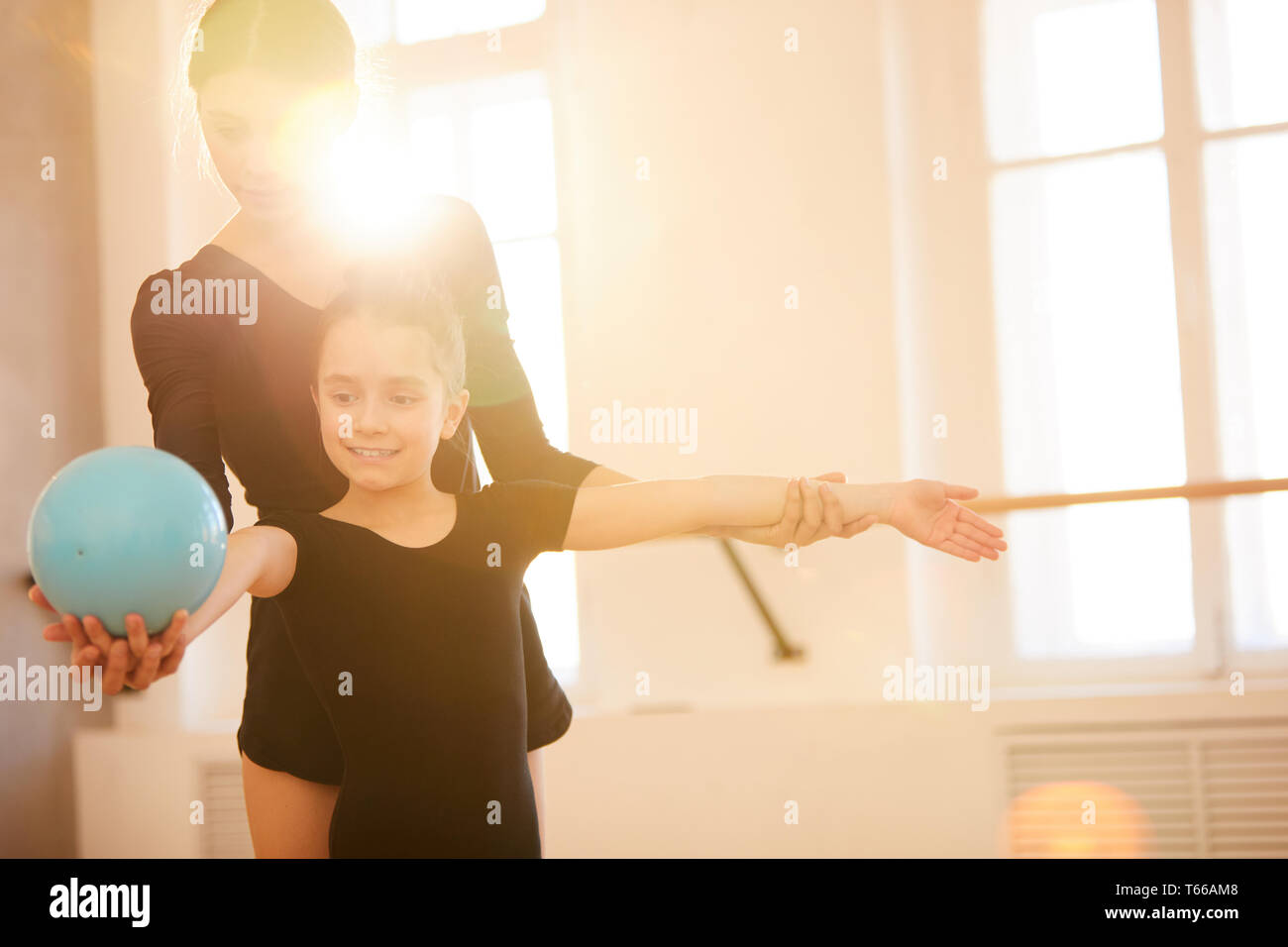 Kleine Turnerin mit Kugel Stockfoto