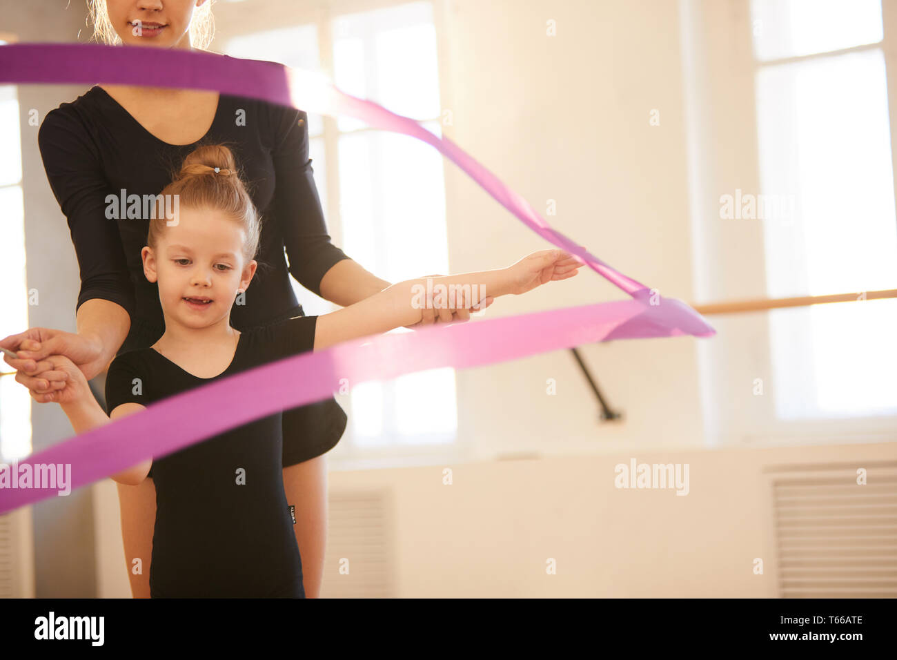 Kleines Mädchen winken Ribbon Stockfoto
