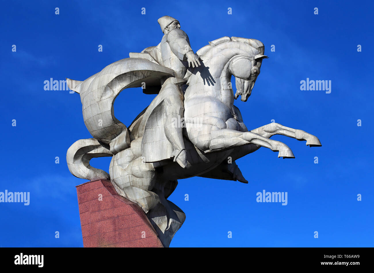 Statue des Großen Commander sitzt auf einem Pferd in voller Uniform und bereit, das Vaterland zu verteidigen. Stockfoto