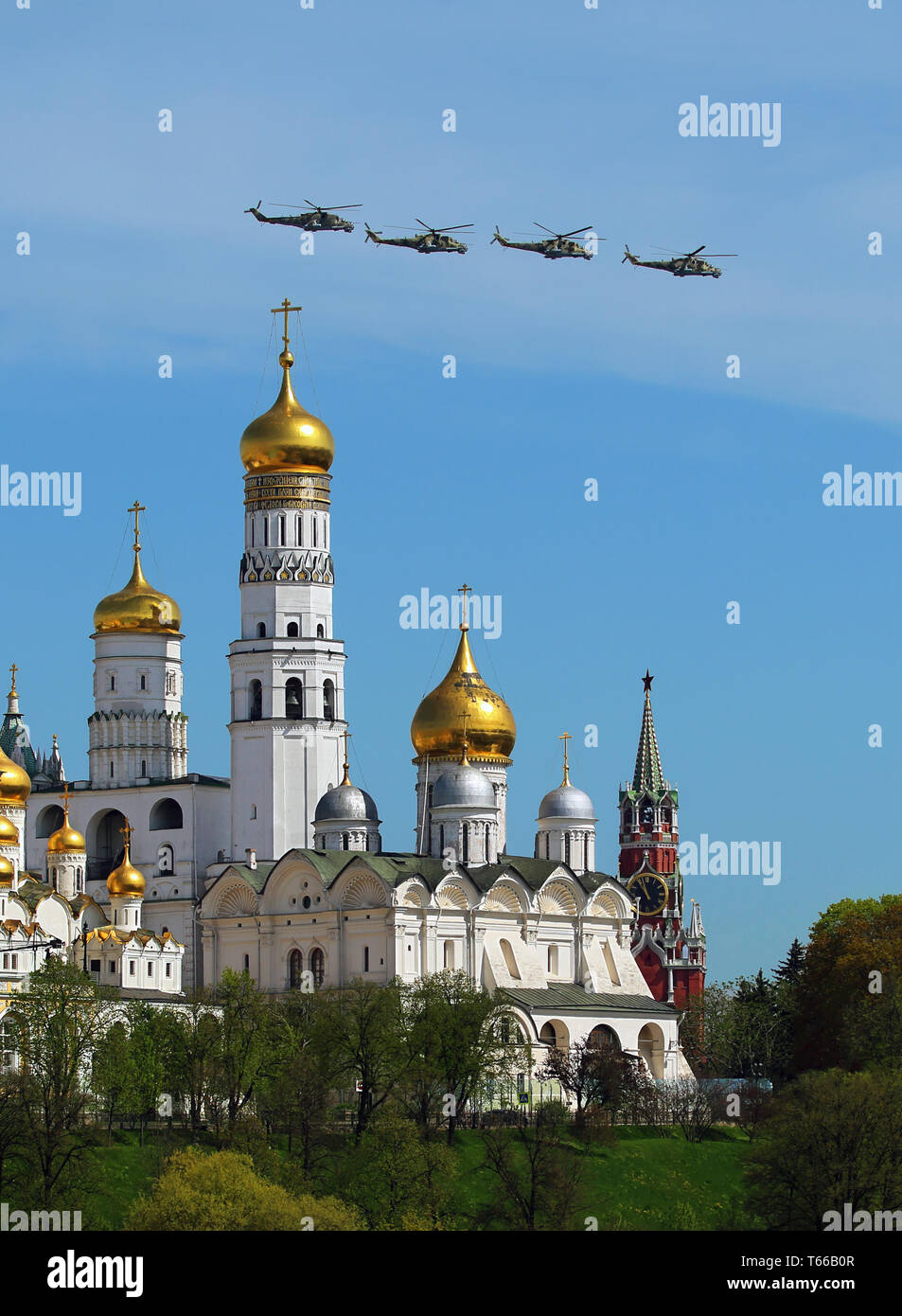 Fraktion der Kampfhubschrauber über den Moskauer Kreml Kathedralen Stockfoto
