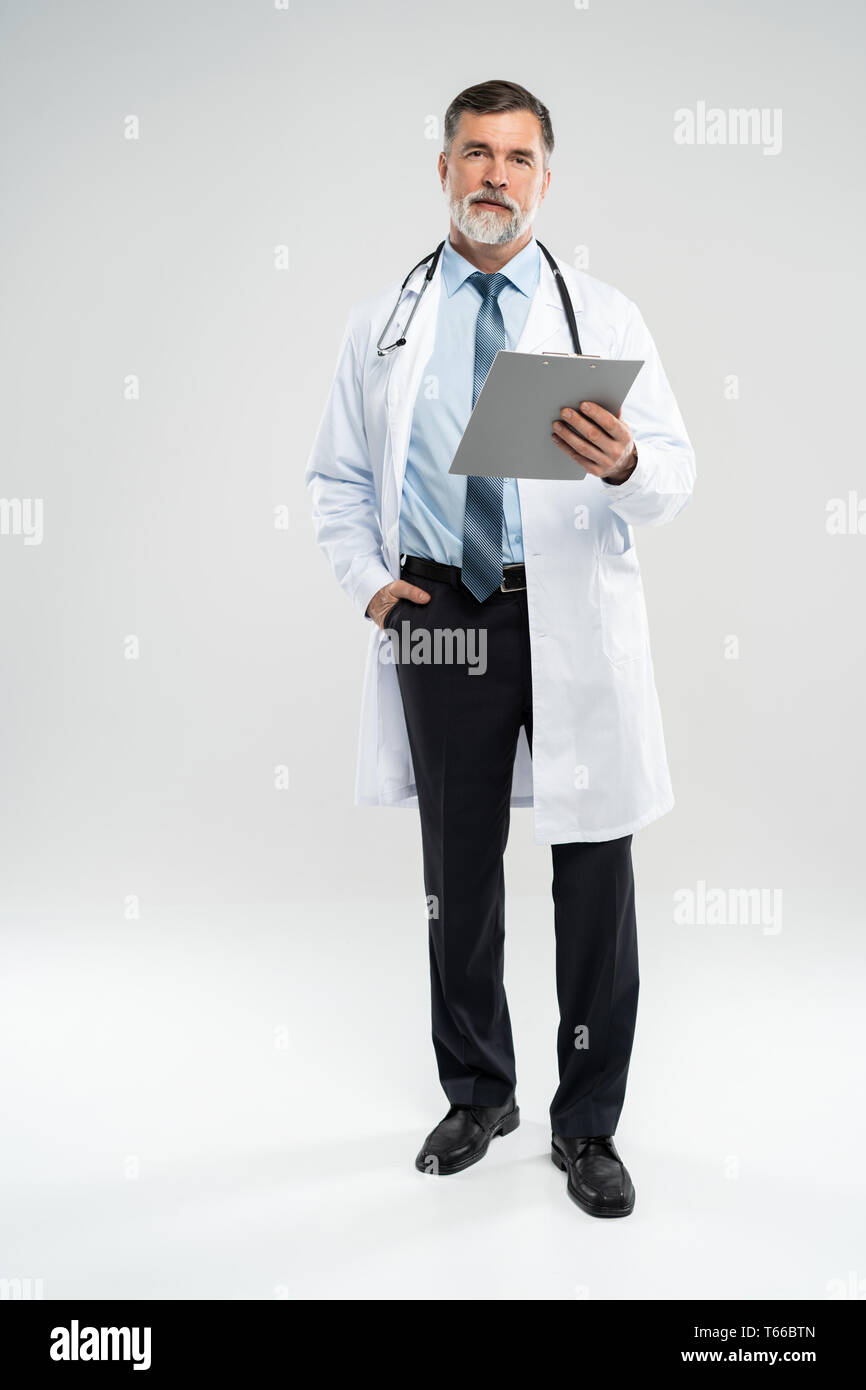 Voller Körper Bild eines reifen Doktor mit einem Notizblock, auf weißem Hintergrund. Stockfoto