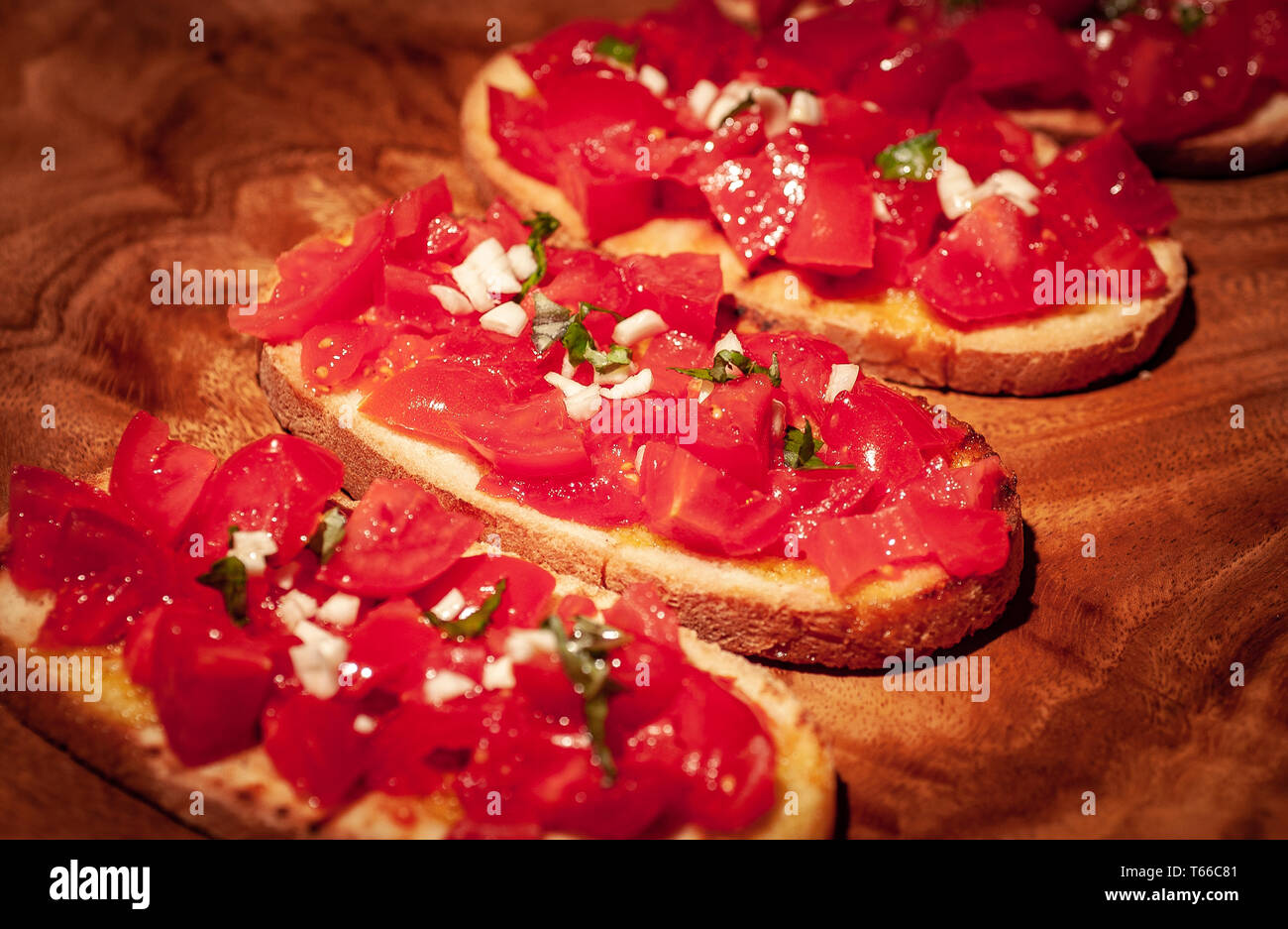 Italien Toskana Brot gebraten mit Tomaten (Bruschetta) Stockfoto