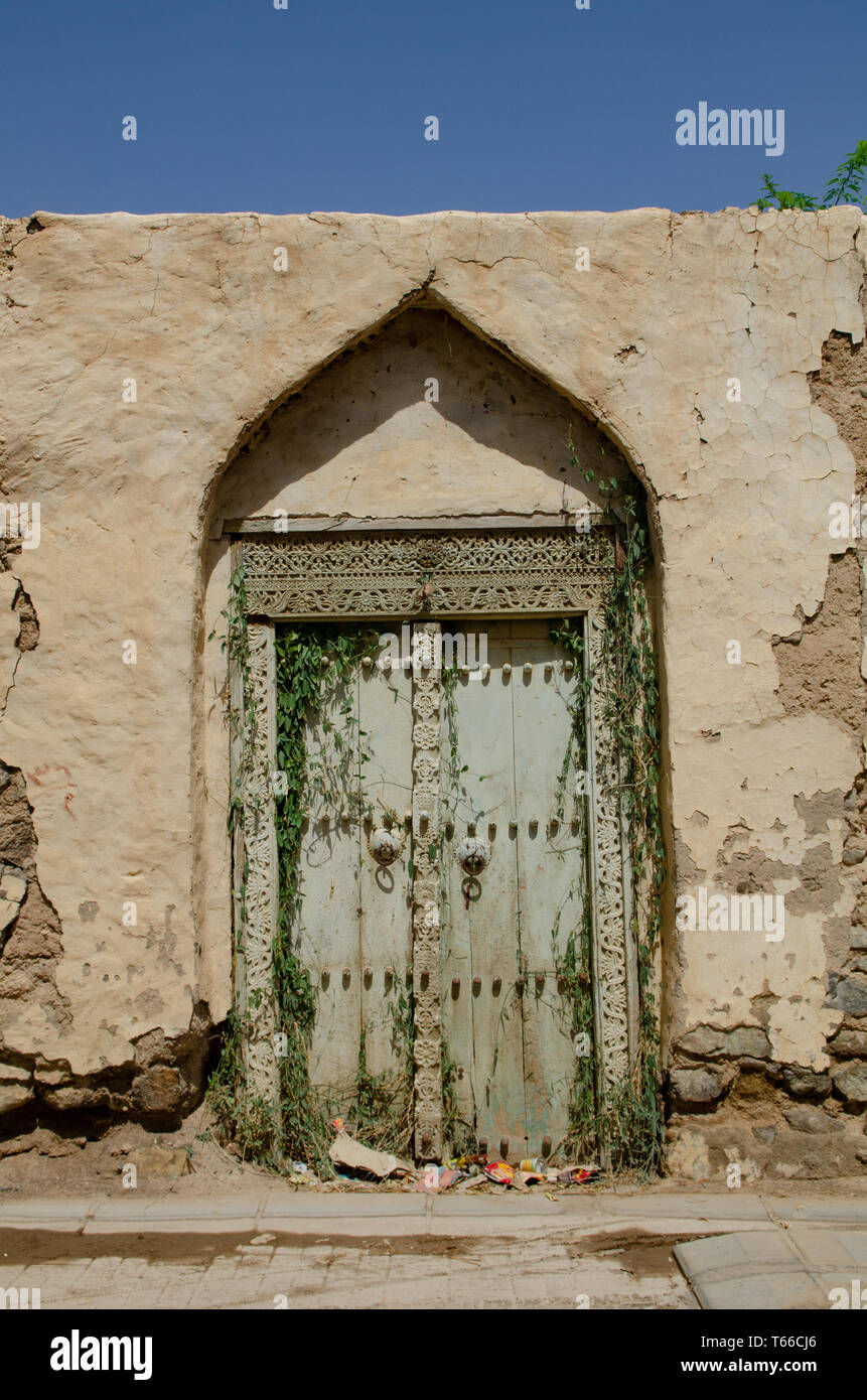Hübsches und bunten Türen der traditionellen omanischen Häuser in den Dörfern des Jebal Akdar, Oman Stockfoto