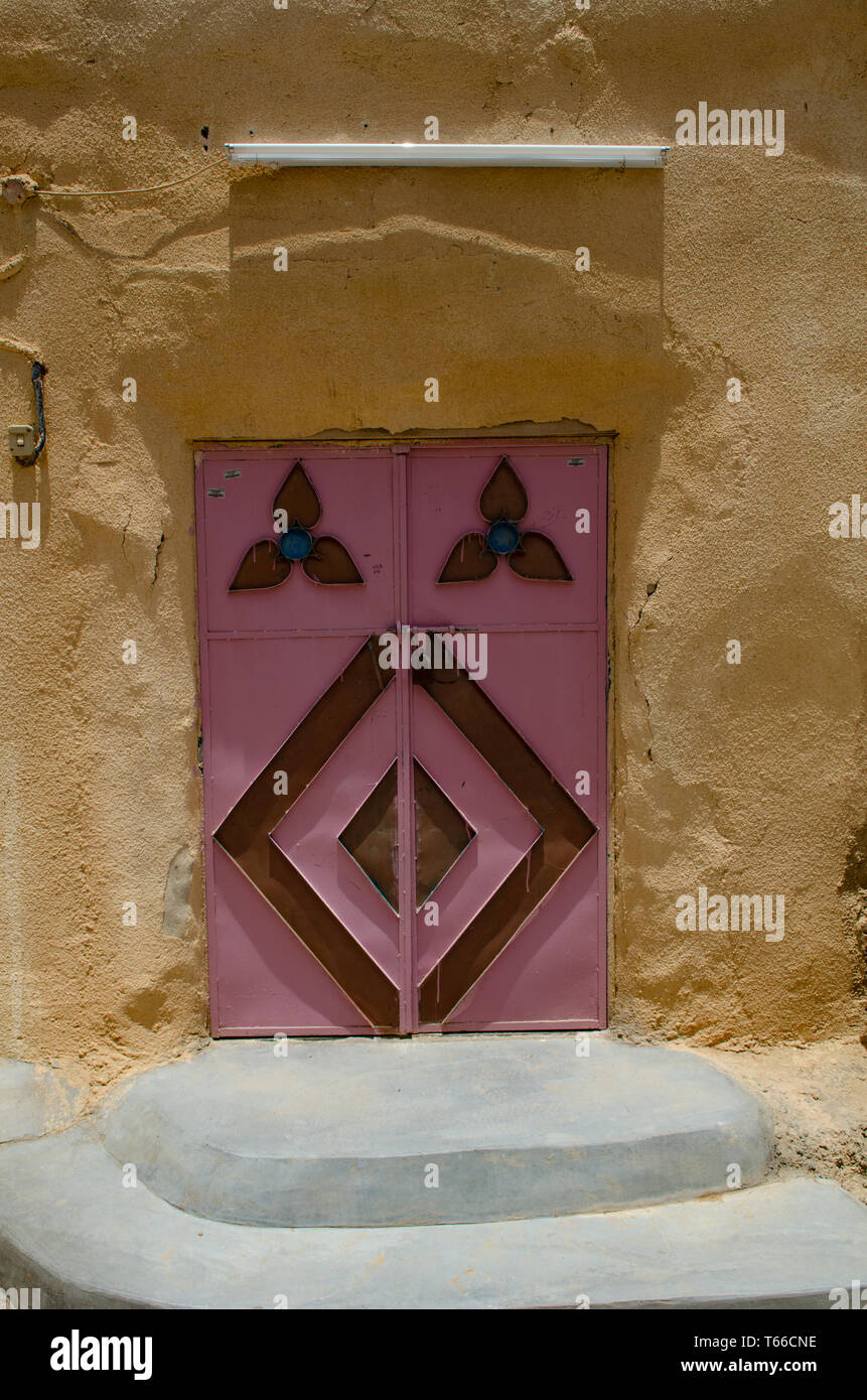 Hübsches und bunten Türen der traditionellen omanischen Häuser in den Dörfern des Jebal Akdar, Oman Stockfoto
