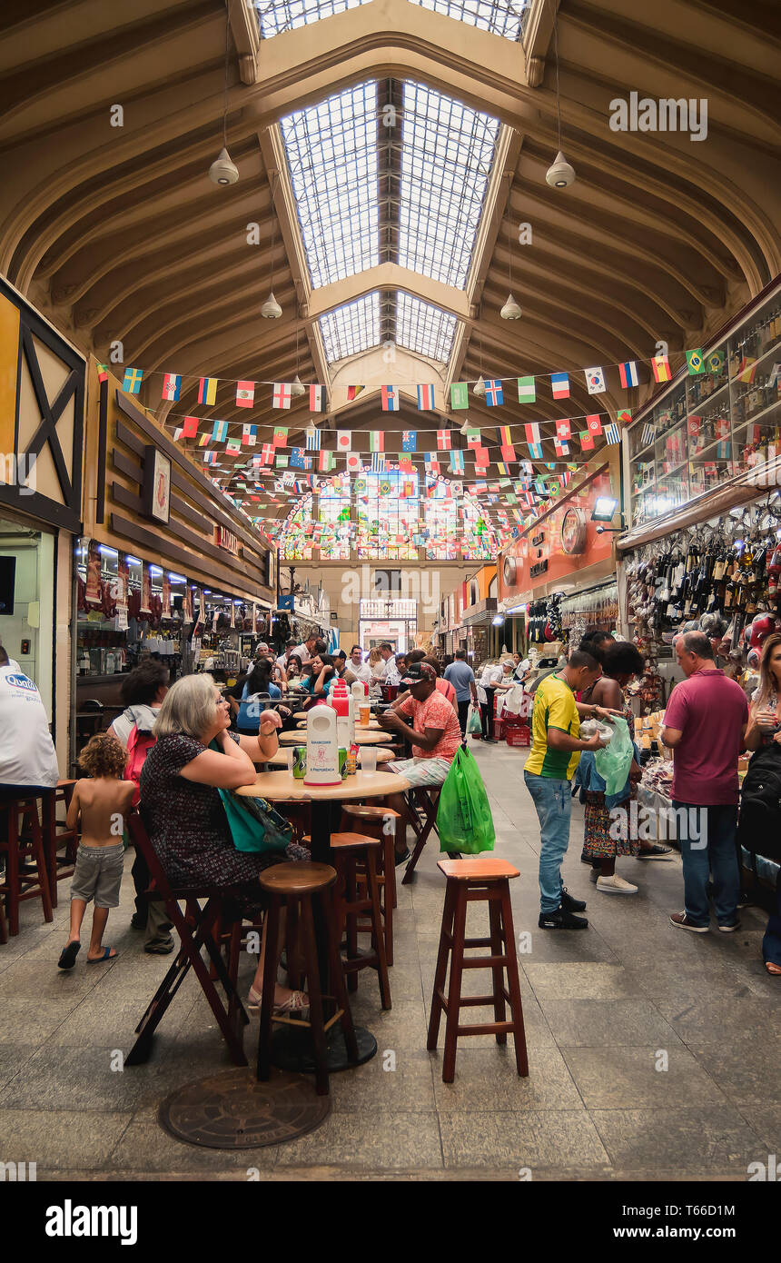Sao Paulo SP, Brasilien - 27. Februar 2019: Im Innenbereich des Mercado Municipal Paulistano, Einheimischen und Touristen im Inneren zu Fuß. Touristische Destination. Stockfoto