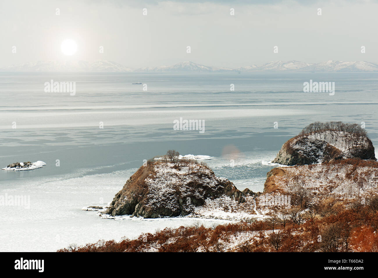 Landschaftlich schöne Aussicht auf Küste Japanischen Meer in Win Stockfoto