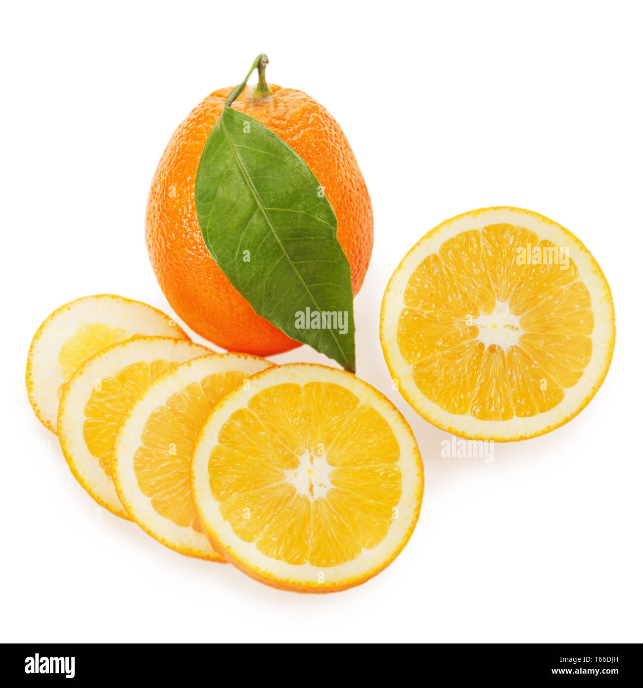 Frische reife orange Früchte mit cut und grüne Blätter Stockfoto