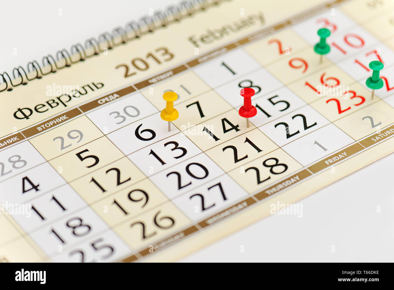 Rot, Grün und Gelb Reißnägel close-up am 14. Stockfoto