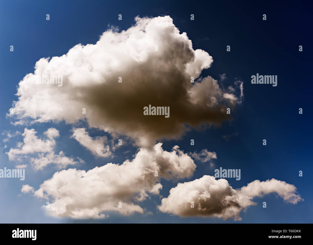 Sonne ist von Gewitterwolken geschlossen. Stockfoto