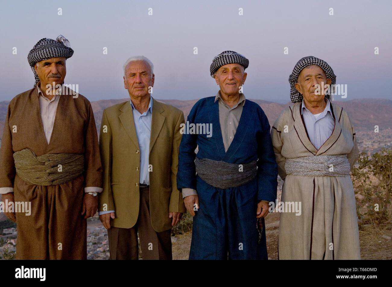Kurdische Manner Tragen Traditionelle Kleidung Tragen Nach Ansicht Von Dohuk Der Kurdischen Region Des Irak Stockfotografie Alamy