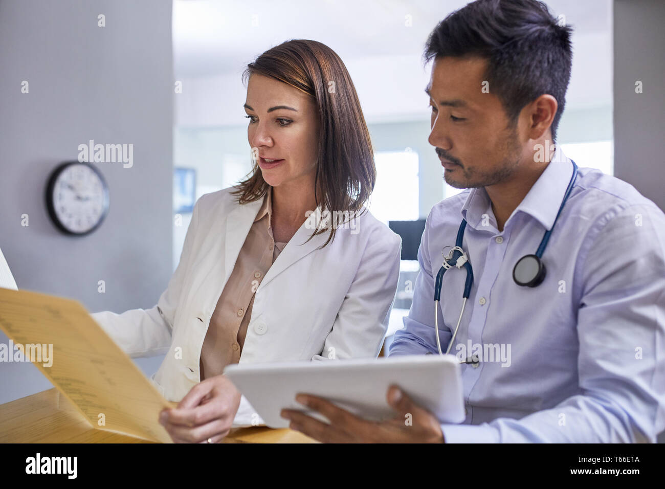 Ärzte diskutieren medizinische Aufzeichnung in der Klinik Stockfoto