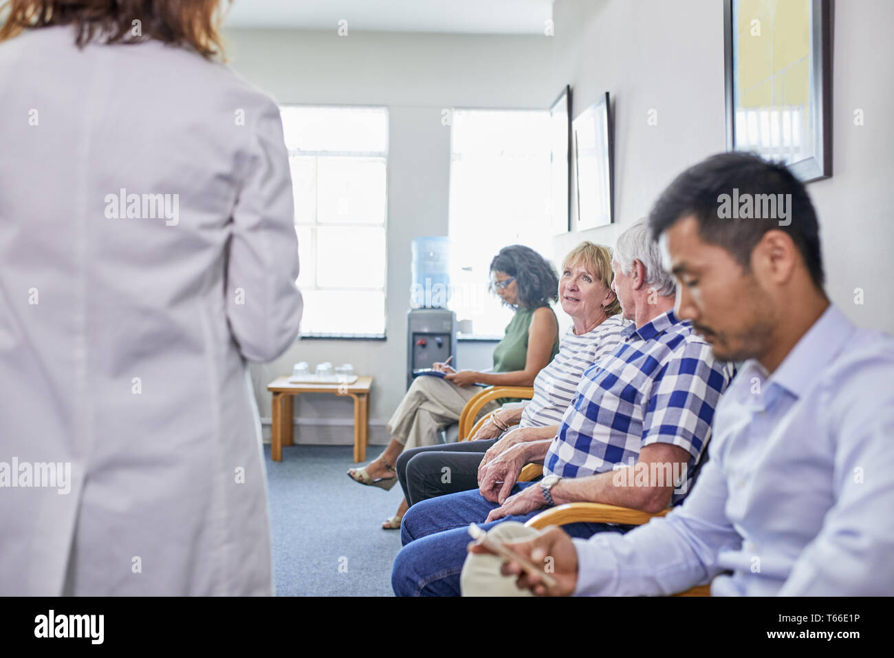 Die Patienten in der Klinik warten Wartesaal Stockfoto