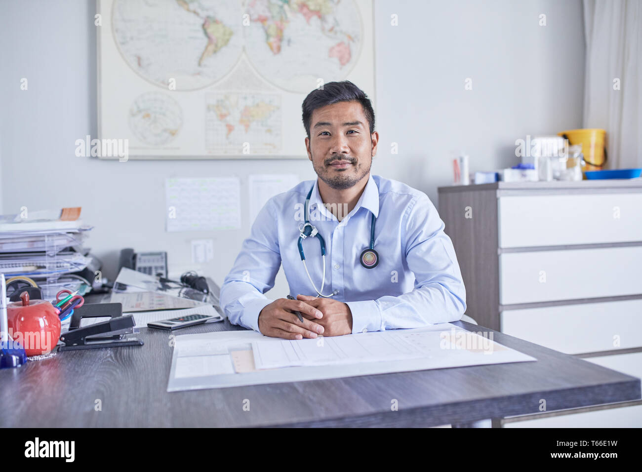 Portrait zuversichtlich männlicher Arzt in Klinik Ärzte Büro Stockfoto