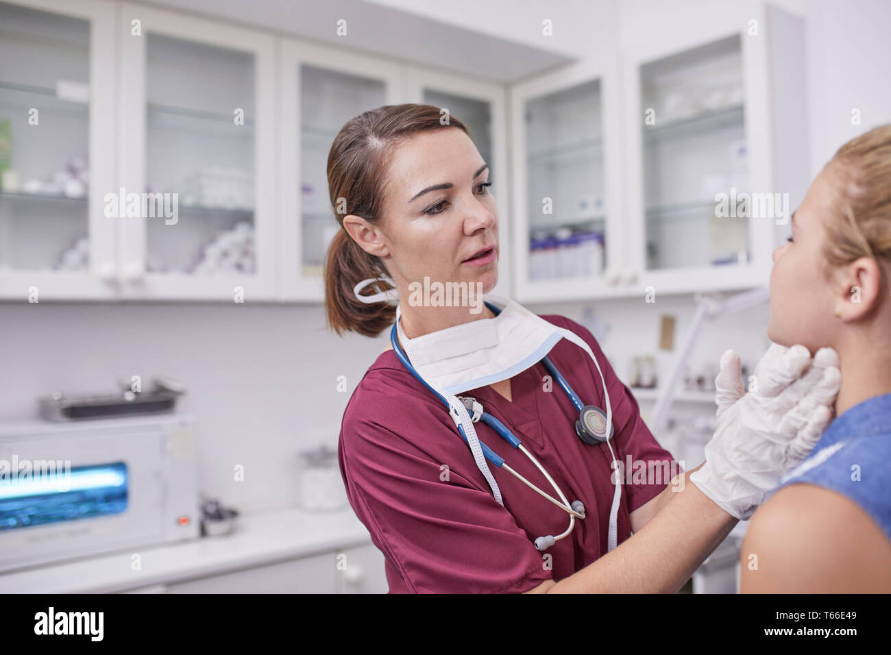 Weibliche Kinderarzt Prüfung der Mädchen in der Klinik Untersuchungsraum Stockfoto