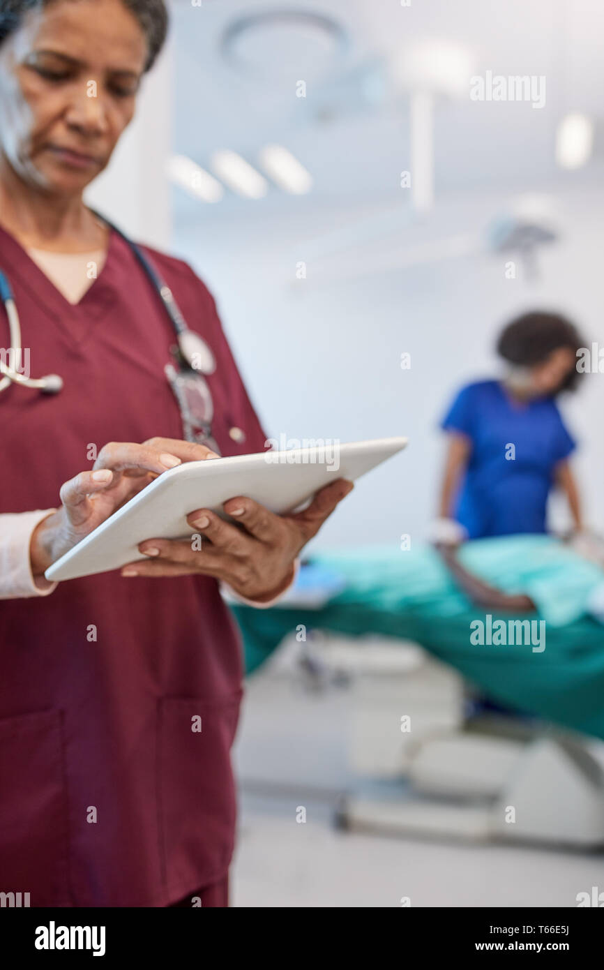 Ärztin mit digitalen Tablet in der Klinik Stockfoto