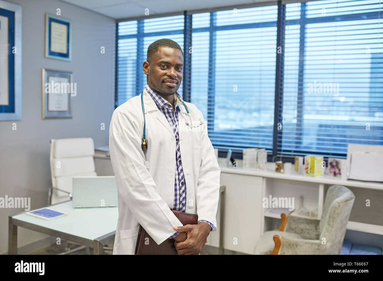 Portrait zuversichtlich männlicher Arzt in der Klinik Ärzte Büro Stockfoto