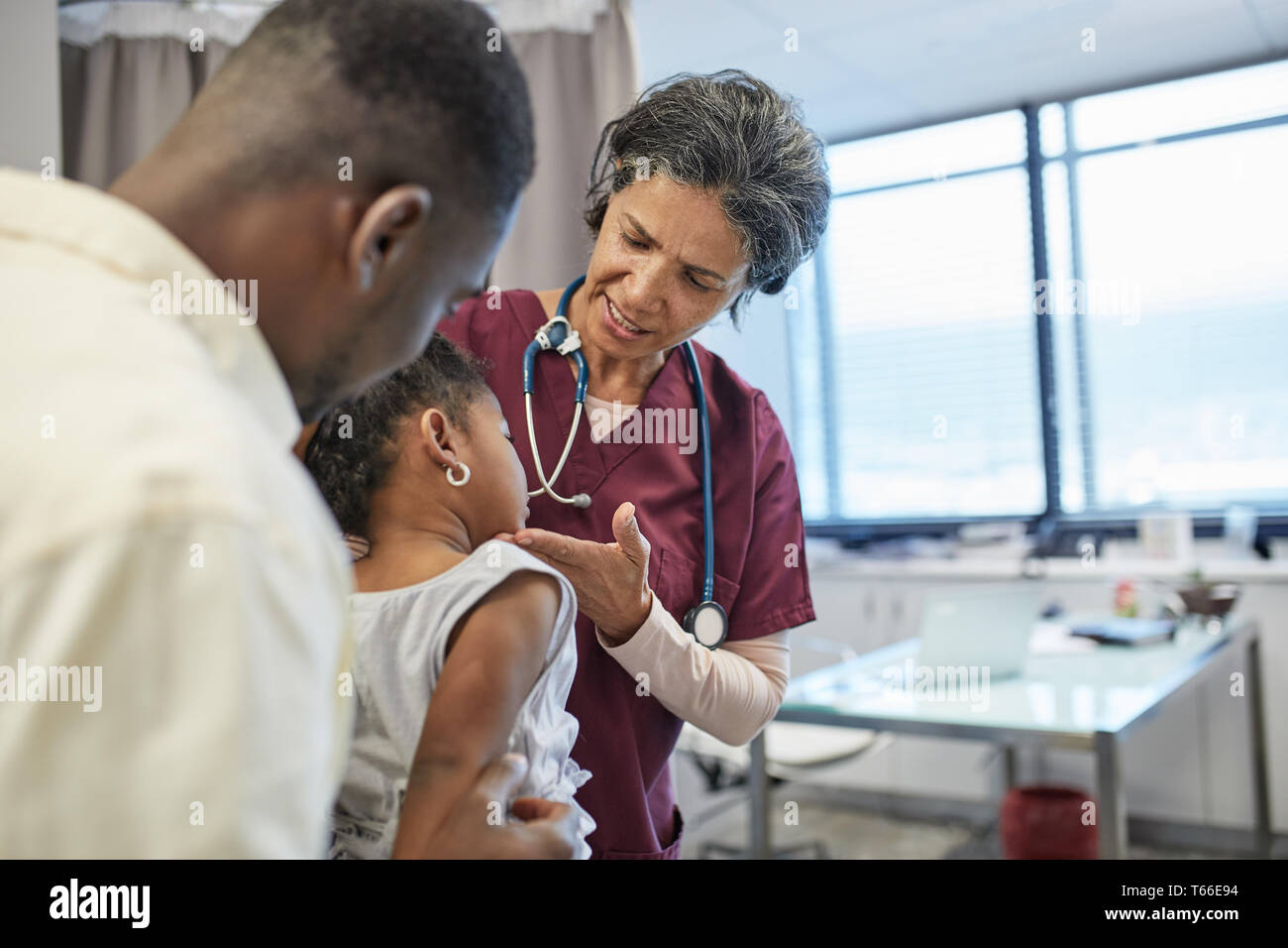 Weibliche Kinderarzt untersuchen Mädchen Patienten in Klinik Untersuchungsraum Stockfoto